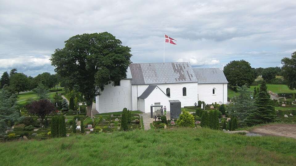 Jelling - kirken set fra Gorms Høj